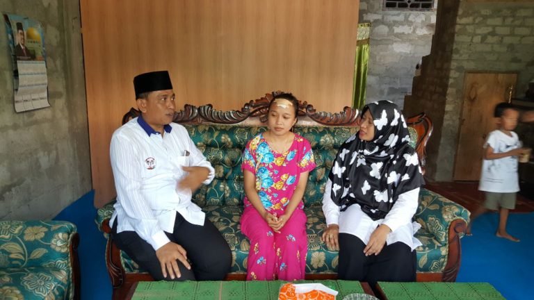 Tertimpa Atribut Peraga, Amran Mahmud Jenguk Korban di Belawa