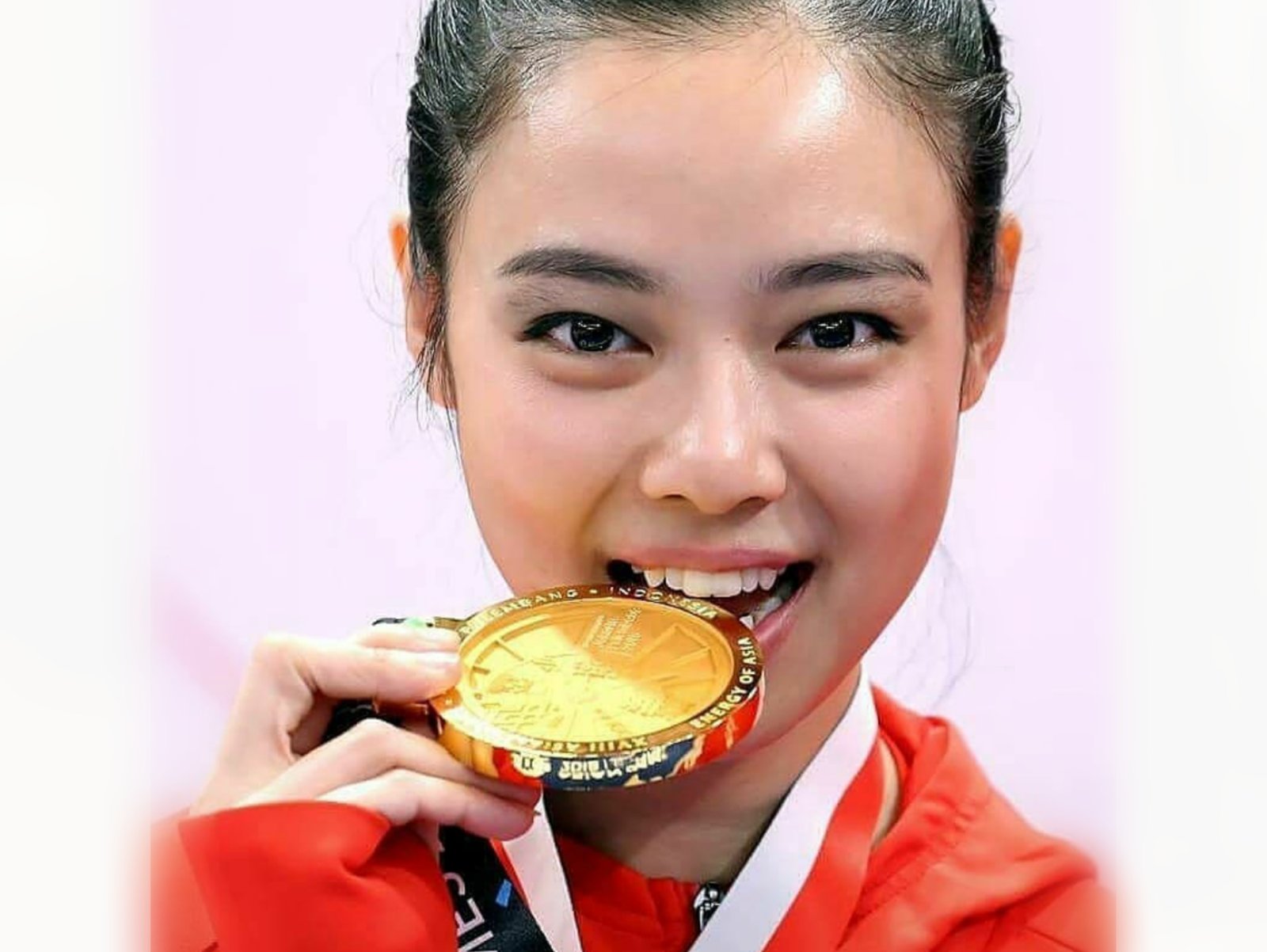 Atlet Wushu Indonesia Lindswell Kwok, saat meraih medali emas di Asian Game...