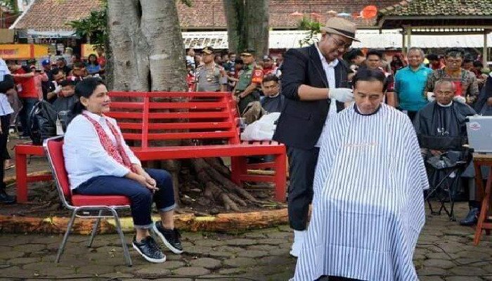 Rocky Gerung Puji dan Kritik Foto Jokowi Pangkas Rambut