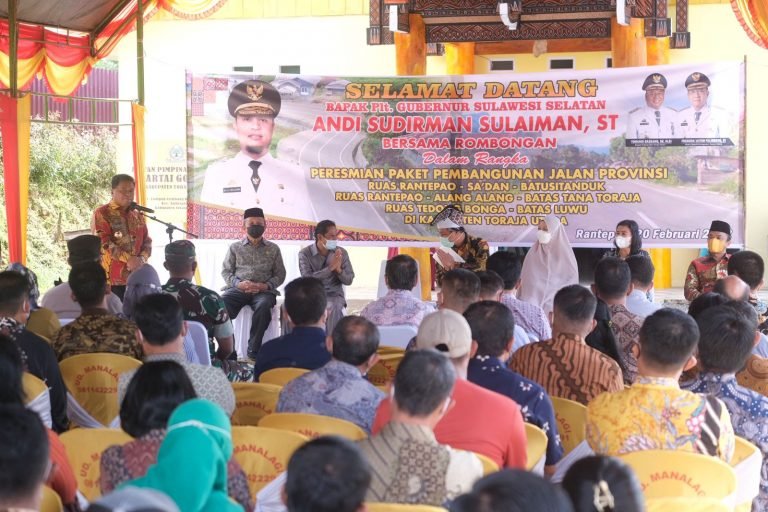 Plt Gubernur Sulsel Serahkan Bantuan Rp 20 Miliar Bantuan Keuangan untuk Torut