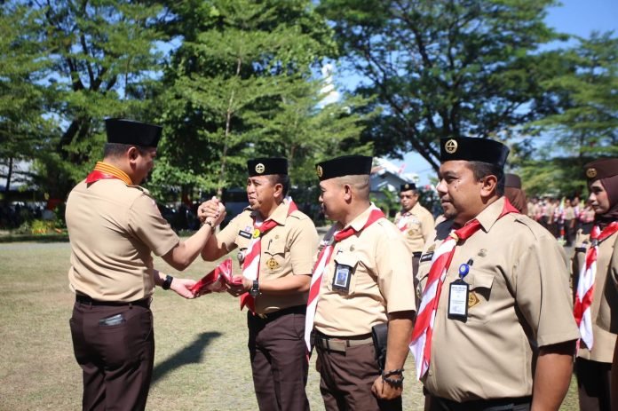 Bupati Gowa, Adnan Purichta Ichsan menyerahkan bendera