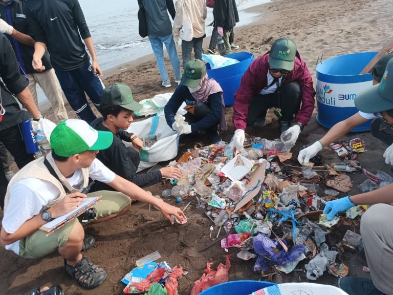 Aksi Bersih Pantai Tanjung Bayang, Sampah Didominasi Bahan Plastik