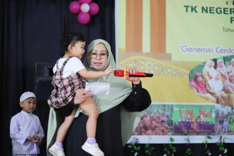 Anak Didik Tampilkan Berbagai Karya Seni, Erna Rasyid Taufan Apresiasi Cerdas Kerjasama Guru dan Orang