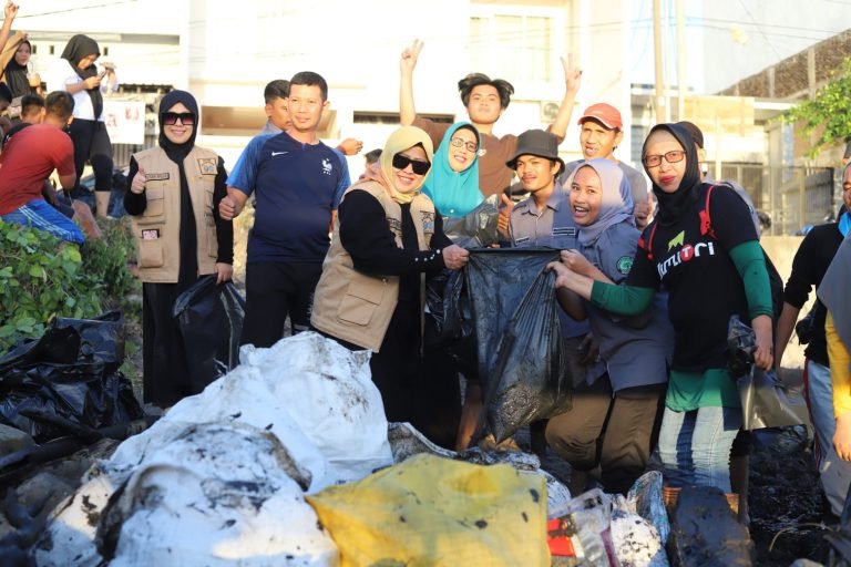 Pemkot Parepare Libatkan Komunitas dan Organisasi Gelar Aksi Bersih Pantai Anjungan Cempae