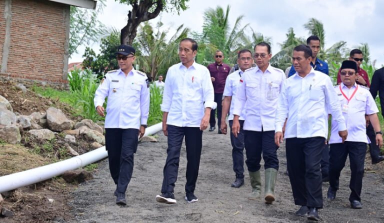 Momen Presiden Jokowi Lewat di Jalan Pengerasan dari Slag Nikel Huadi Group