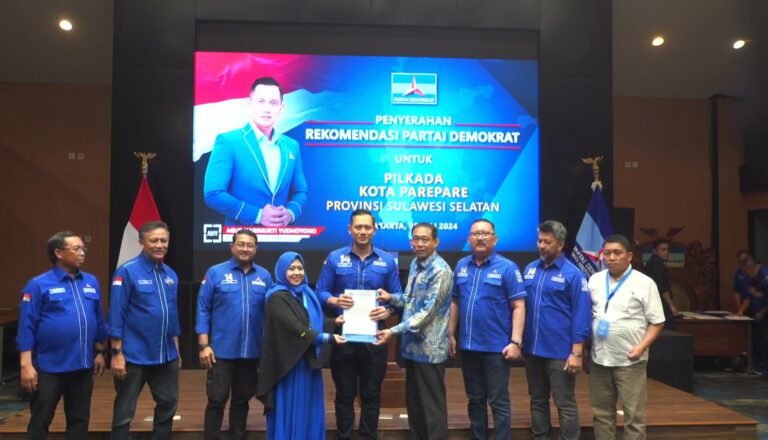 Pasangan Calon Erat Bersalam Terima Rekomendasi Partai Demokrat Bertarung  di Pilkada Parepare