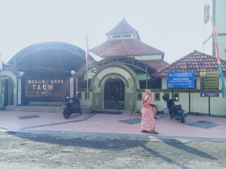 Huadi Group Beri Sumbangan di Masjid Pertama di Bantaeng