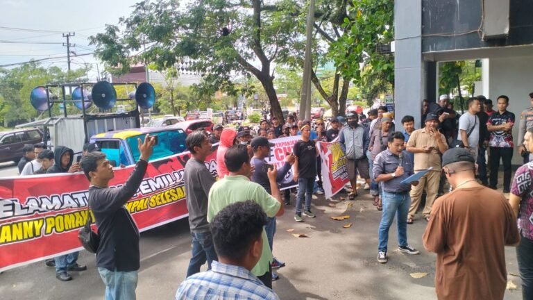 Aliansi Penyelamat Demokrasi Demo di Kantor Gubernur Sulsel, Tuntut Cuti Kepala Daerah yang Maju Pilkada Diperpanjang