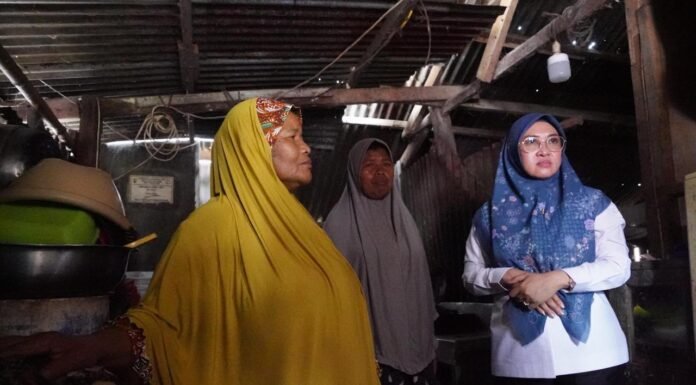 Bupati Gowa Turun Bantu Masyarakat Miskin Ekstrem di Pallangga