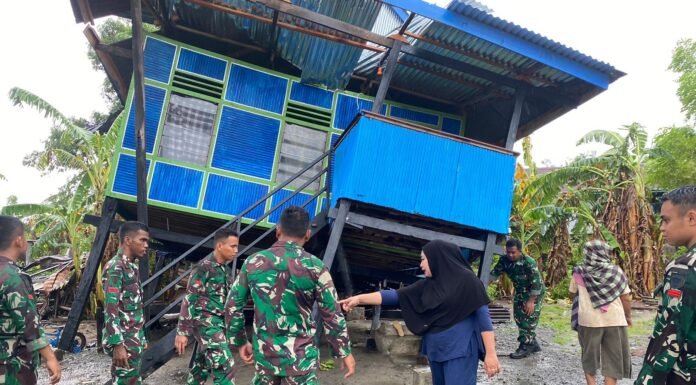 Bencana Angin Puting Beliung di Pinrang, Personel Prajurit 721 Bantu Warga Terdampak