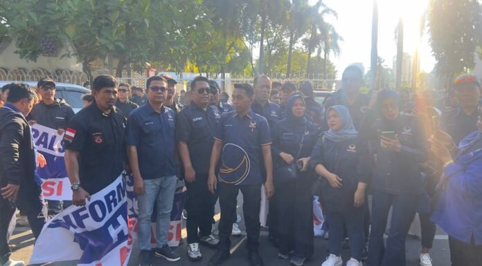 Ratusan Kader NasDem Turun ke Jalan Bela Surya Paloh