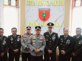 Kapolresta Gowa Bawa Tumpeng ke Makodim, Pererat Sinergi TNI–Polri di HUT ke-81 TNI